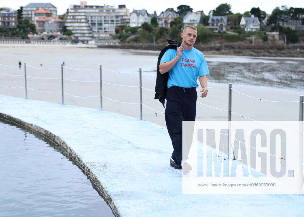 Ben Hardy by the seawater pool on L Écluse Beach during the 37th Dinard British and Irish Film Festival, France, on October 9, 2026. Denis Guignebourg, Bestimage. 37th Dinard British Irish Film Festival on October 9, 2026, in Dinard, France. Dinard, France