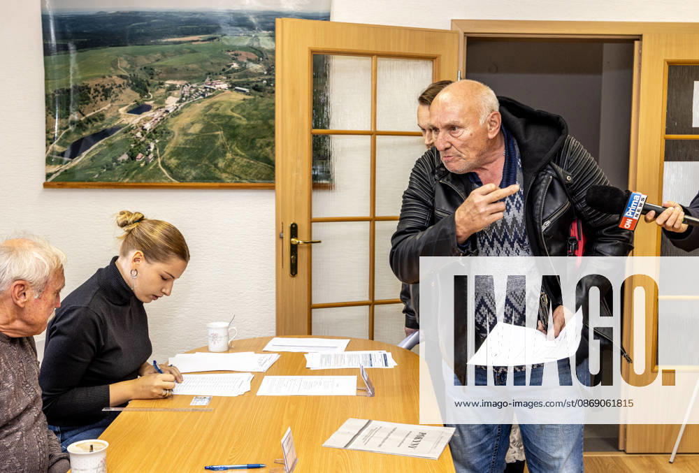 The two-day elections to municipal assemblies started in the Czech Republic together with the first round of the elections to one-third of the Senate, on October 9, 2026. On the photo is a polling station in Moldava. Police were present today at the polls in Moldava near Teplice shortly after the polling station opened. Mayor David Leitermann ( Moldava for Life ) struck several voters from the voter list who were insisting on being allowed to vote. The election commission refused to let them vote. These people (photo) therefore called the police. Accompanied by the police, they then filed a report stating that they had been unable to vote. (CTKxPhoto Voj CTKPhotoP2026100905752