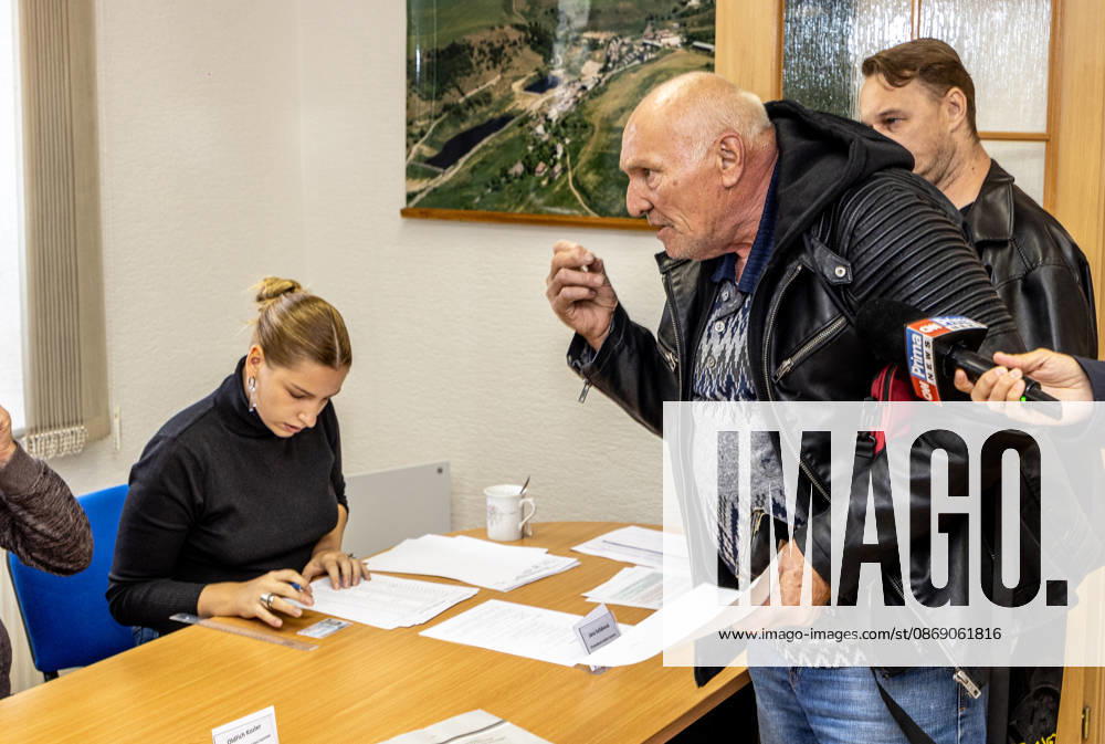 The two-day elections to municipal assemblies started in the Czech Republic together with the first round of the elections to one-third of the Senate, on October 9, 2026. On the photo is a polling station in Moldava. Police were present today at the polls in Moldava near Teplice shortly after the polling station opened. Mayor David Leitermann ( Moldava for Life ) struck several voters from the voter list who were insisting on being allowed to vote. The election commission refused to let them vote. These people (photo) therefore called the police. Accompanied by the police, they then filed a report stating that they had been unable to vote. (CTKxPhoto Voj CTKPhotoP2026100905757