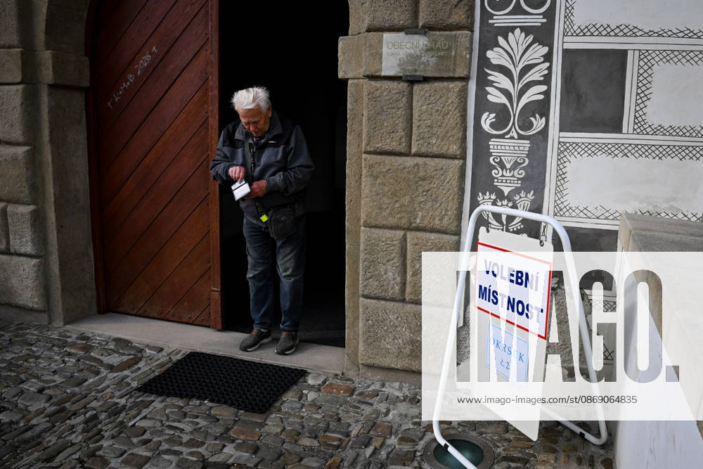 The two-day elections to municipal assemblies started in the Czech Republic together with the first round of the elections to one-third of the Senate, on October 9, 2026. On the photo polling place for municipal elections in Stara Ves nad Ondrejnici. (CTKxPhoto JaroslavxOzana) CTKPhotoP2026100906363 CTKPhotoP2026100906363
