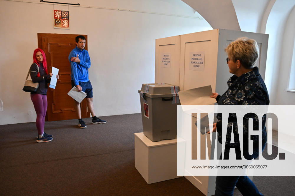 The two-day elections to municipal assemblies started in the Czech Republic together with the first round of the elections to one-third of the Senate, on October 9, 2026. On the photo polling place for municipal elections in Stara Ves nad Ondrejnici. (CTKxPhoto JaroslavxOzana) CTKPhotoP2026100906142 CTKPhotoP2026100906142