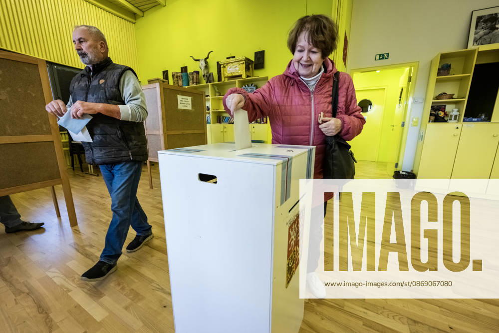 The two-day elections to municipal assemblies started in the Czech Republic together with the first round of the elections to one-third of the Senate, on October 9, 2026. On the photo polling place for municipal elections in Libeznice. (CTKxPhoto VitxSimanek) CTKPhotoP2026100907433 CTKPhotoP2026100907433