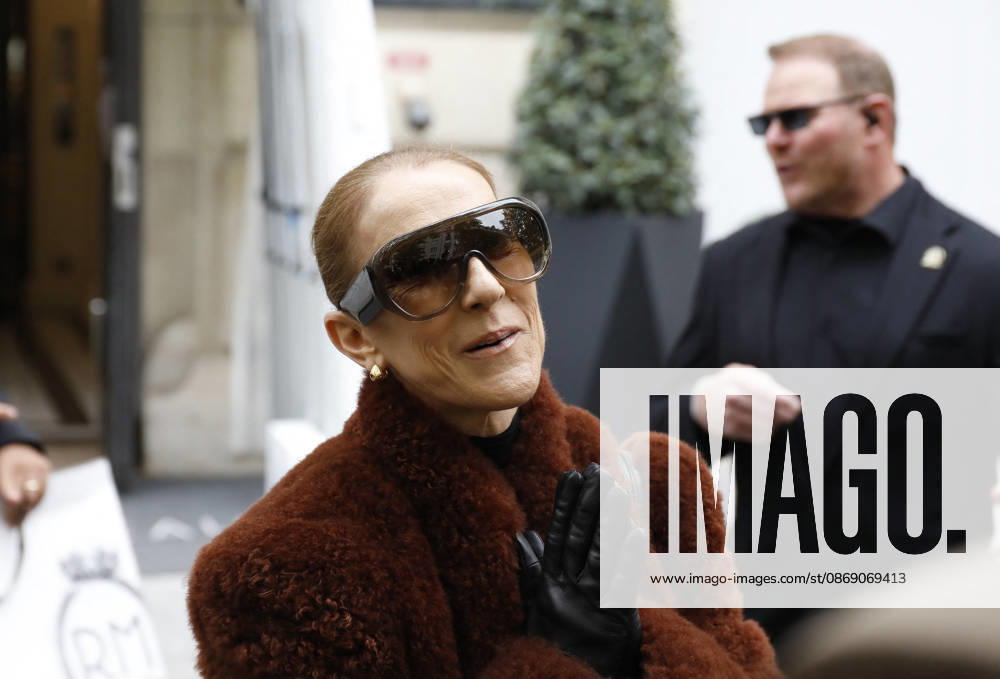 Céline Dion greets her fans as she leaves the Royal Monceau hotel in Paris, before heading to La Plenitude Arena in Paris La Défense to continue her concert series on October 9, 2026. The night before, the Quebec star stumbled on stage and then forgot some of the lyrics to her song, Pour que tu m’aimes encore during the finale of her show. Marc Ausset Lacroix, Bestimage. Céline Dion greets fans as she leaves the Royal Monceau Hotel in Paris, before heading to the Paris La Défense Arena to continue her concert series on October 9, 2026. The previous evening, the Quebec star stumbled on stage and forgot some of the lyrics to her song Pour que tu m’aimes encore during the show’s finale. Paris, France
