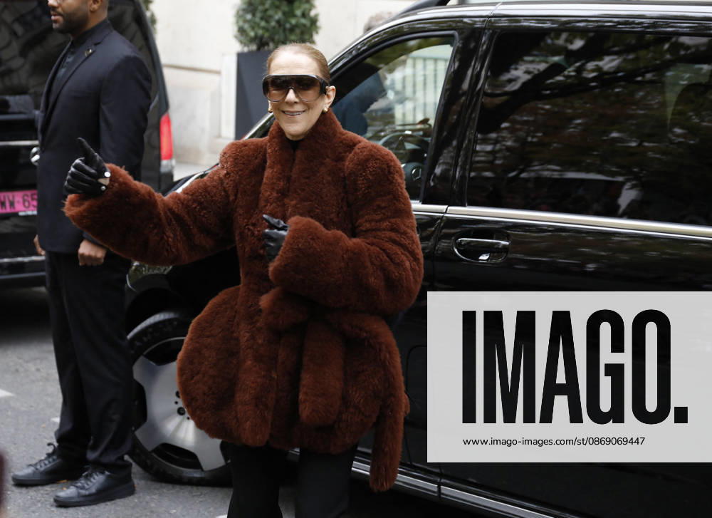 Céline Dion greets her fans as she leaves the Royal Monceau hotel in Paris, before heading to La Plenitude Arena in Paris La Défense to continue her concert series on October 9, 2026. The night before, the Quebec star stumbled on stage and then forgot some of the lyrics to her song, Pour que tu m’aimes encore during the finale of her show. Marc Ausset Lacroix, Bestimage. Céline Dion greets fans as she leaves the Royal Monceau Hotel in Paris, before heading to the Paris La Défense Arena to continue her concert series on October 9, 2026. The previous evening, the Quebec star stumbled on stage and forgot some of the lyrics to her song Pour que tu m’aimes encore during the show’s finale. Paris, France