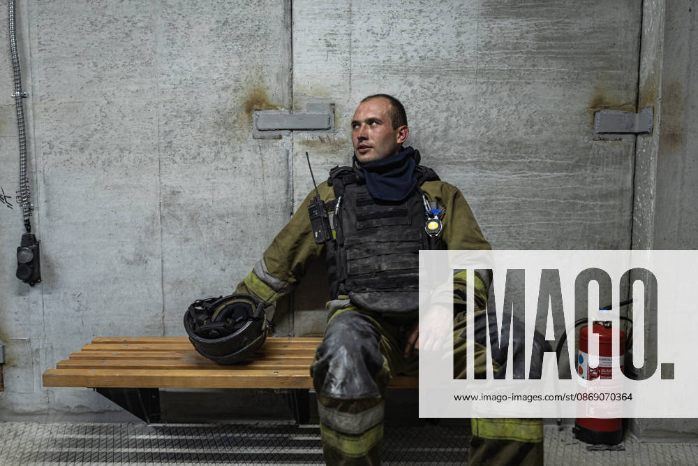 Aftermath of Russian drone strike in Ukraine KRAMATORSK, UKRAINE - OCTOBER 9: Ukrainian firefighters take shelter in a refuge whilst fighting a fire in a residential area after hearing Russian drones, in Kramatorsk, Ukraine, 9 October 2026 Diego Herrera Carcedo Anadolu Kramatorsk Ukraine. Editorial use only. Please get in touch for any other usage.