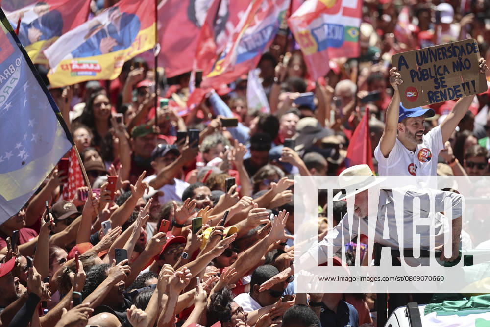Brazilian President Lula da Silva attends reelection campaign rally in Brasilia BRASILIA, BRAZIL - OCTOBER 09: Brazilian President Luiz Inacio Lula da Silva, the Workers Party (PT) candidate for reelection, greets supporters as he attends a campaign rally, ahead of the runoff election, in Brasilia, Brazil, October 9, 2026. Mateus Bonomi Anadolu Brasilia Brazil. Editorial use only. Please get in touch for any other usage.