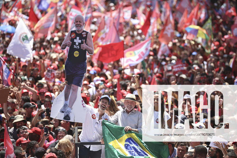 Brazilian President Lula da Silva attends reelection campaign rally in Brasilia BRASILIA, BRAZIL - OCTOBER 09: Brazilian President Luiz Inacio Lula da Silva, the Workers Party (PT) candidate for reelection, greets supporters as he attends a campaign rally, ahead of the runoff election, in Brasilia, Brazil, October 9, 2026. Mateus Bonomi Anadolu Brasilia Brazil. Editorial use only. Please get in touch for any other usage.