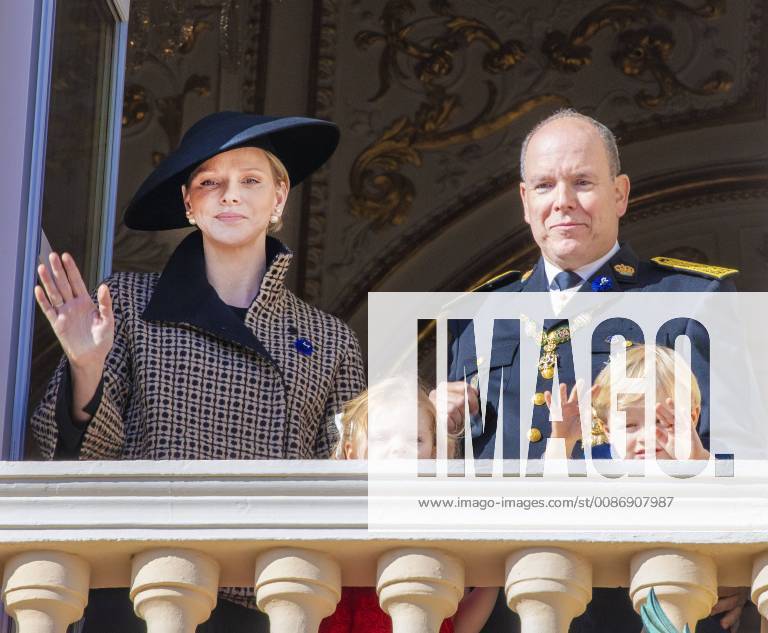 Monaco, Fürstenfamilie zeigt sich am Nationalfeiertag 19-11-2018 Monaco Princess Charlene of Monaco with Prince Jacques of Monaco and Prince Albert II of Monaco with Princess Gabriella during the Monaco National Day Celebrations in Monaco.