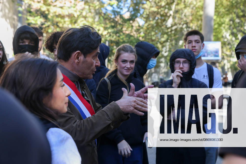High school students block schools; Socialist MP Marc Pena comes to discuss with them in front of Vauvenargues High School in Aix-en-Provence. - 09 11 2026 - France Bouches-du-Rhone Marseille - SylvainxRostaingx Pictorium LePictorium_0342744