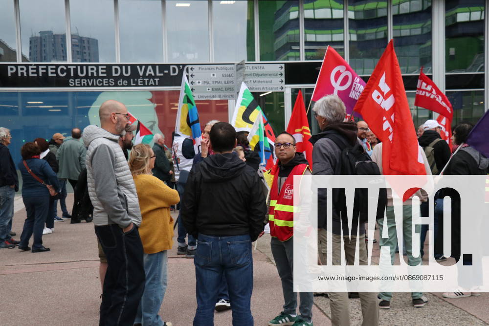 Protest outside Val-d Oise prefecture against crackdown on high school student mobilizations in France CERGY, FRANCE - OCTOBER 9: Demonstrators gather outside the Val-d Oise prefecture in Cergy, in the Paris region following a call by several trade unions and political organizations to denounce the crackdown on high school student mobilizations on October 9, 2026 in Cergy, France. Participants demand an end to repressive measures and sanctions against high school students, as well as the establishment of dialogue with students to address their demands, particularly regarding working conditions and resources allocated to education. Umit Donmez Anadolu Cergy France. Editorial use only. Please get in touch for any other usage.