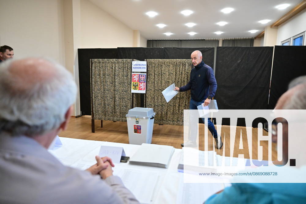 The two-day elections to municipal assemblies started in the Czech Republic together with the first round of the elections to one-third of the Senate, on October 9, 2026. On the photo: Martin Kuba, chairman of the Nase Cesko movement, cast his vote in the municipal elections in Ceske Budejovice in his electoral district in the Vltava housing estate. (CTKxPhoto VaclavxPancer) CTKPhotoP2026100907760 CTKPhotoP2026100907760