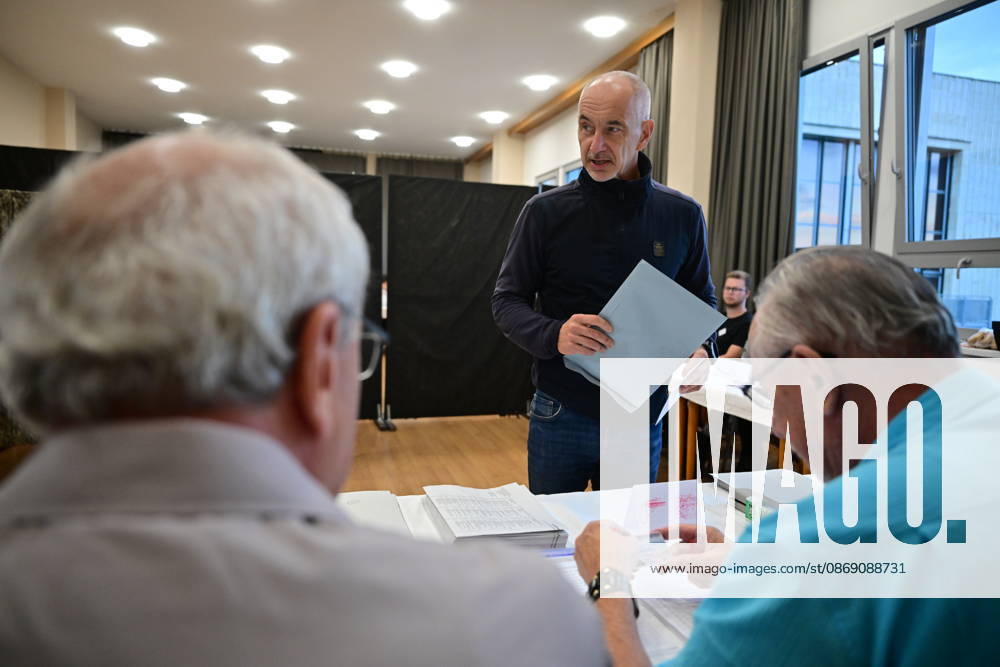 The two-day elections to municipal assemblies started in the Czech Republic together with the first round of the elections to one-third of the Senate, on October 9, 2026. On the photo: Martin Kuba, chairman of the Nase Cesko movement, cast his vote in the municipal elections in Ceske Budejovice in his electoral district in the Vltava housing estate. (CTKxPhoto VaclavxPancer) CTKPhotoP2026100907768 CTKPhotoP2026100907768