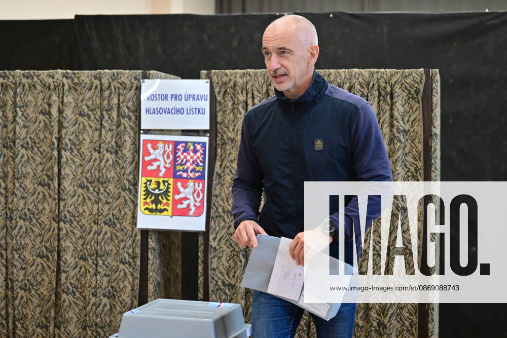 The two-day elections to municipal assemblies started in the Czech Republic together with the first round of the elections to one-third of the Senate, on October 9, 2026. On the photo: Martin Kuba, chairman of the Nase Cesko movement, cast his vote in the municipal elections in Ceske Budejovice in his electoral district in the Vltava housing estate. (CTKxPhoto VaclavxPancer) CTKPhotoP2026100907814 CTKPhotoP2026100907814