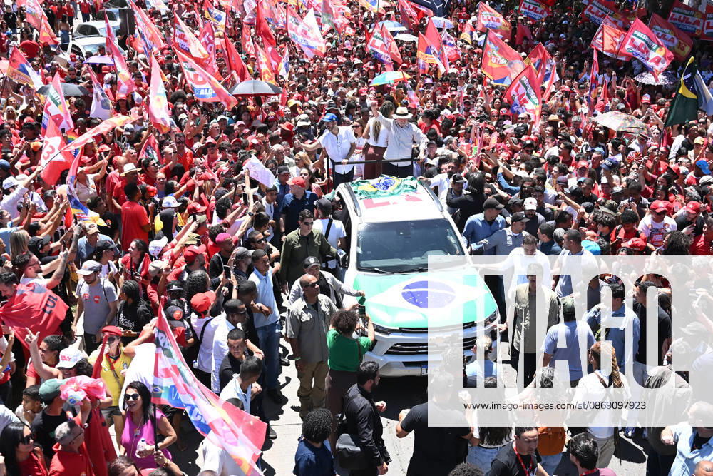 (261009) -- BRASILIA, Oct. 9, 2026 -- Brazilian President Luiz Inacio Lula da Silva, presidential candidate of Brazil s ruling Workers Party, greets supporters at a presidential election runoff campaign in Brasilia, Brazil, Oct. 9, 2026. ) BRAZIL-BRASILIA-ELECTION RUNOFF-LULA LucioxTavora