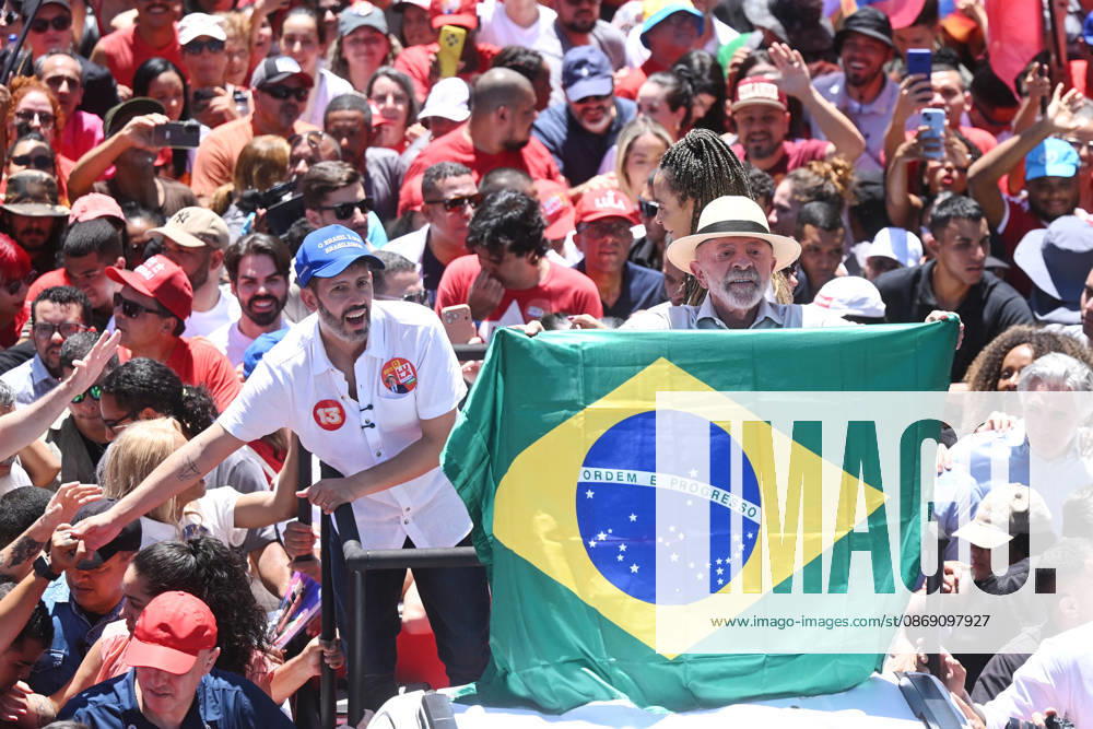 (261009) -- BRASILIA, Oct. 9, 2026 -- Brazilian President Luiz Inacio Lula da Silva (R), presidential candidate of Brazil s ruling Workers Party, holds a Brazilian flag at a presidential election runoff campaign in Brasilia, Brazil, Oct. 9, 2026. ) BRAZIL-BRASILIA-ELECTION RUNOFF-LULA LucioxTavora