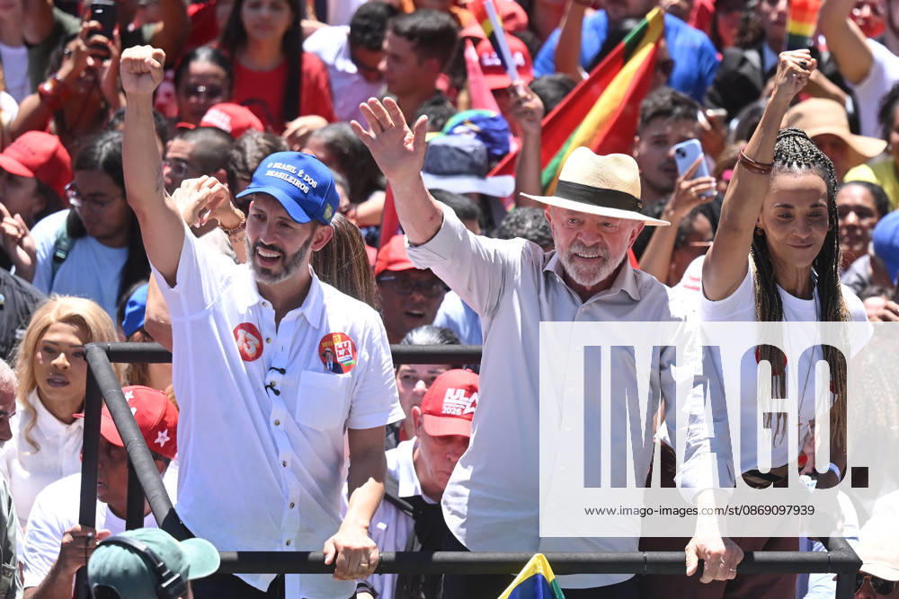 (261009) -- BRASILIA, Oct. 9, 2026 -- Brazilian President Luiz Inacio Lula da Silva (C), presidential candidate of Brazil s ruling Workers Party, greets supporters at a presidential election runoff campaign in Brasilia, Brazil, Oct. 9, 2026. ) BRAZIL-BRASILIA-ELECTION RUNOFF-LULA LucioxTavora