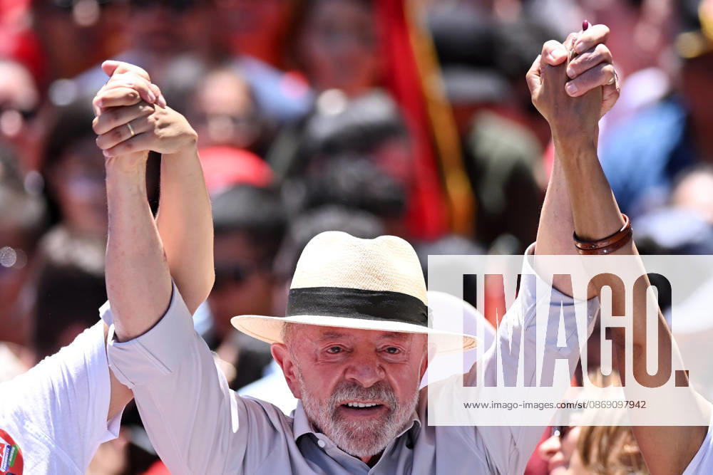 (261009) -- BRASILIA, Oct. 9, 2026 -- Brazilian President Luiz Inacio Lula da Silva, presidential candidate of Brazil s ruling Workers Party, greets supporters at a presidential election runoff campaign in Brasilia, Brazil, Oct. 9, 2026. ) BRAZIL-BRASILIA-ELECTION RUNOFF-LULA LucioxTavora