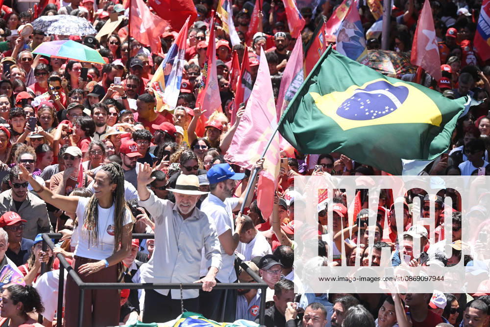 (261009) -- BRASILIA, Oct. 9, 2026 -- Brazilian President Luiz Inacio Lula da Silva (front C), presidential candidate of Brazil s ruling Workers Party, greets supporters at a presidential election runoff campaign in Brasilia, Brazil, Oct. 9, 2026. ) BRAZIL-BRASILIA-ELECTION RUNOFF-LULA LucioxTavora