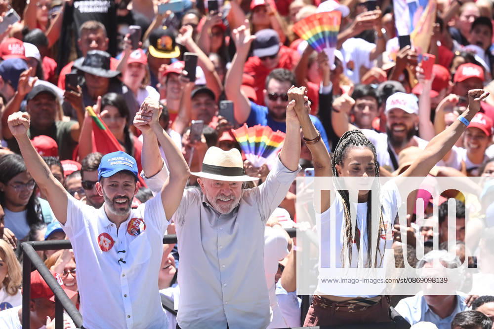 (261009) -- BRASILIA, Oct. 9, 2026 -- Brazilian President Luiz Inacio Lula da Silva (C), presidential candidate of Brazil s ruling Workers Party, greets supporters at a presidential election runoff campaign in Brasilia, Brazil, Oct. 9, 2026. ) BRAZIL-BRASILIA-ELECTION RUNOFF-LULA LucioxTavora