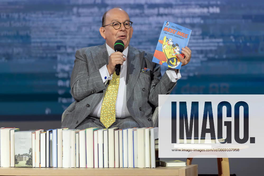 Frankfurt Book Fair 2026: Denis Scheck presents new and classic literature through his series *Druckfrisch · New Books with Denis Scheck*. Here is the first issue of Walt Disney’s *Mickey Mouse Monthly*, Frankfurt am Main, Hesse, Germany, Exhibition Grounds