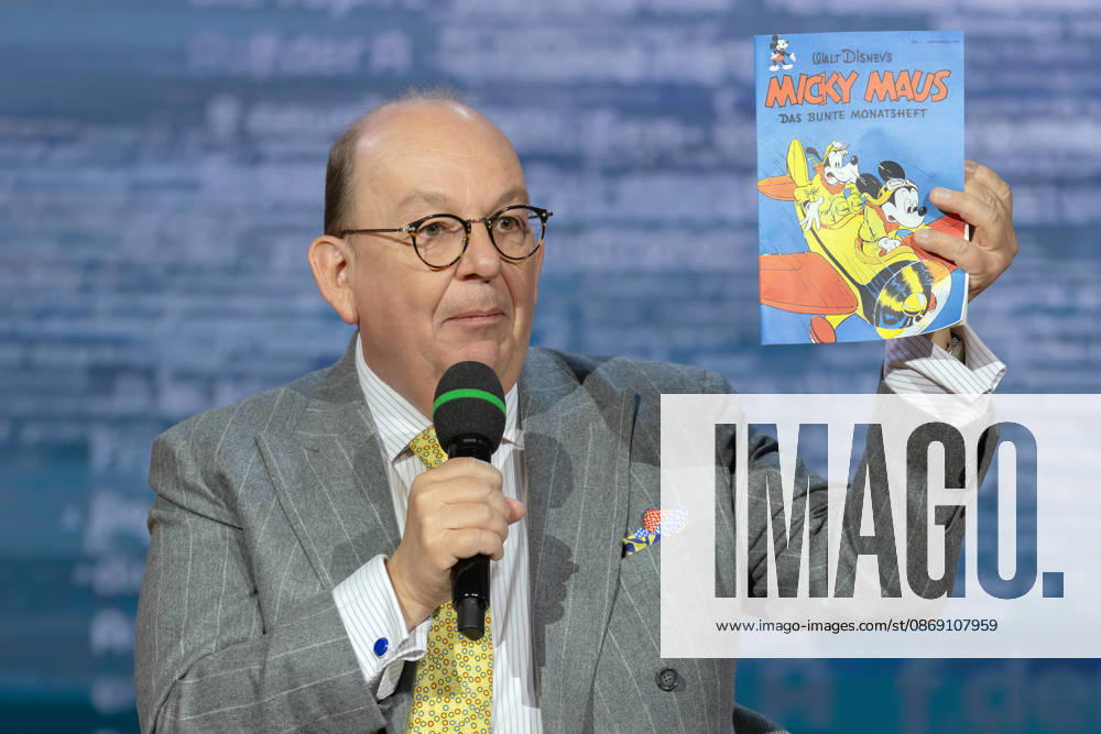 Frankfurt Book Fair 2026: Denis Scheck presents new and classic literature through his series *Druckfrisch · New Books with Denis Scheck*. Here is the first issue of Walt Disney’s *Mickey Mouse Monthly*, Frankfurt am Main, Hesse, Germany, Exhibition Grounds