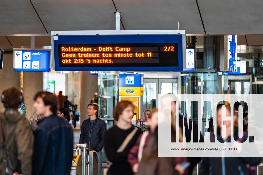 ROTTERDAM - Travelers at Rotterdam Centraal station. Due to arson at a railway bridge in Delfshaven, no trains are running between Rotterdam Centraal and Delft Campus stations. MEDIATV ANP netherlands out - belgium out