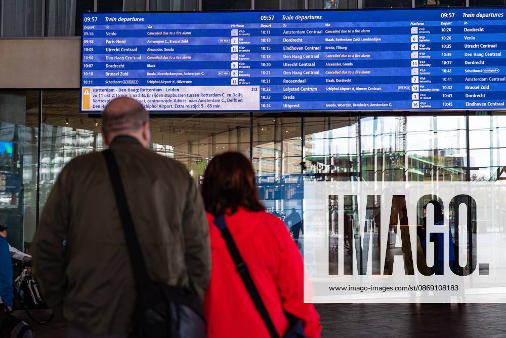 ROTTERDAM - Travelers at Rotterdam Centraal station. Due to arson at a railway bridge in Delfshaven, no trains are running between Rotterdam Centraal and Delft Campus stations. MEDIATV ANP netherlands out - belgium out