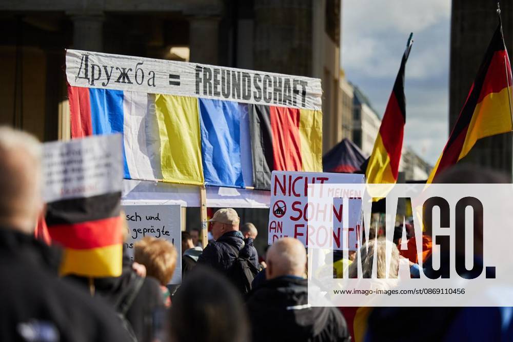 ProjektM1llion, Resignation of the Current Federal Government, and Merz ** FOR ** **Several hundred people are demonstrating in front of the Brandenburg Gate under the slogan ProjektM1llion, Resignation of the Current Federal Government, and Merz Germany Berlin Berlin Copyright JörgxCarstensen