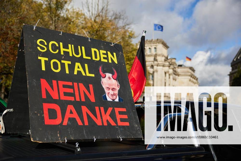 ProjektM1llion, Resignation of the Current Federal Government, and Merz ** FOR ** **Several hundred people are demonstrating in front of the Brandenburg Gate under the slogan ProjektM1llion, Resignation of the Current Federal Government, and Merz Germany Berlin Berlin Copyright JörgxCarstensen