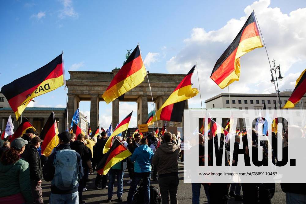 ProjektM1llion, Resignation of the Current Federal Government, and Merz ** FOR ** **Several hundred people are demonstrating in front of the Brandenburg Gate under the slogan ProjektM1llion, Resignation of the Current Federal Government, and Merz Germany Berlin Berlin Copyright JörgxCarstensen