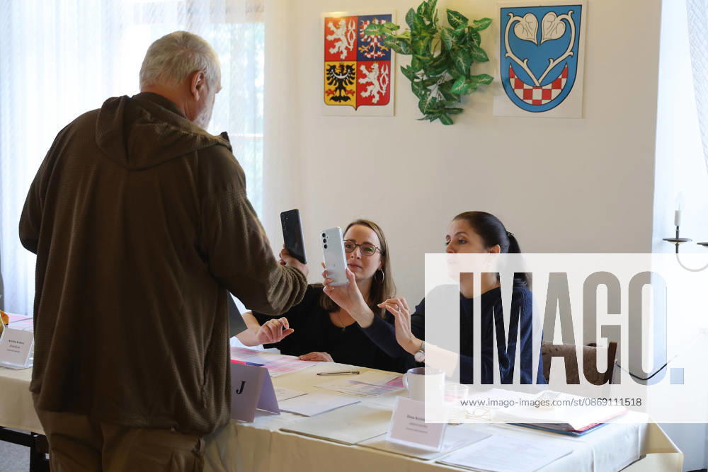 The two-day elections to municipal assemblies continued in the Czech Republic together with the first round of the elections to one-third of the Senate, on October 10, 2026. On the photo: alongside the municipal and senate elections a referendum on the extraction of remaining reserves at the former Mladecko quarry, in Litultovice, Moravian-Silesian Region. On the photo a voter identifies himself at a polling station using the eDoklady app (digital ID copy) on his mobile phone before casting his vote. (CTKxPhoto PetrxSznapka) CTKPhotoP2026101002467 CTKPhotoP2026101002467