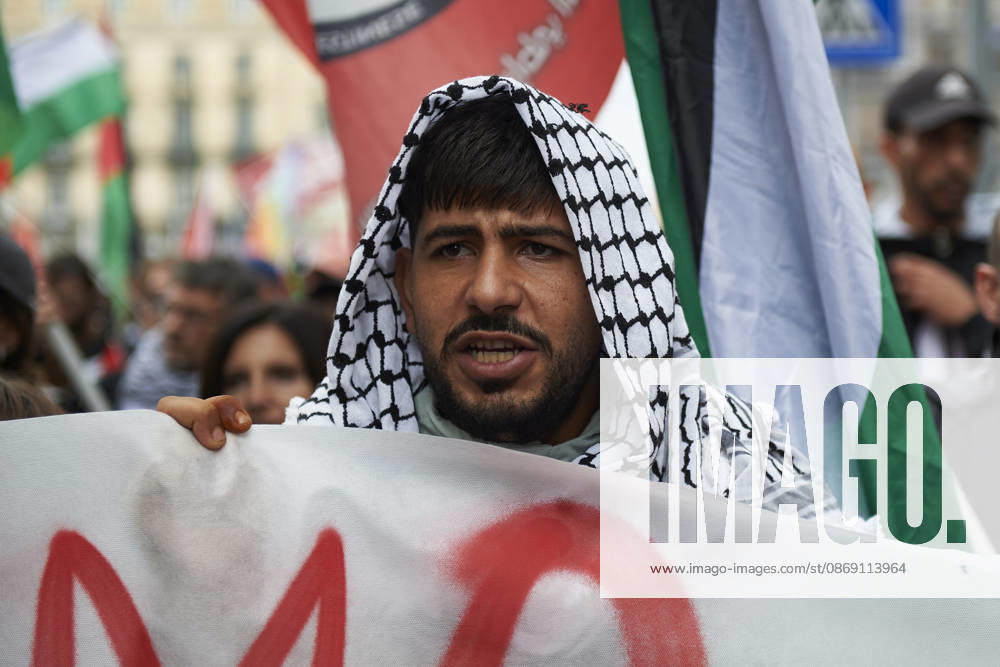 Pro-Palestine protests in Naples NAPLES, ITALY - OCTOBER 10: People take part in a protest during the Global Day of Action for Palestine in defence of the Palestinian people, to call for an arms embargo and sanctions against Israel in Naples, on October 10, 2026. Eliano Imperato Anadolu Naples Italy. Editorial use only. Please get in touch for any other usage.