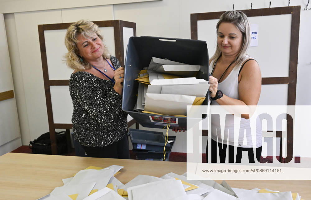 The two-day elections to municipal assemblies ended in the Czech Republic together with the first round of the elections to one-third of the Senate, at 2:00 p.m. on October 10, 2026. On the photo: members of the election commission start counting the votes cast by voters in Zlin. (CTKxPhoto DaliborxGluck) CTKPhotoP2026101003450 CTKPhotoP2026101003450