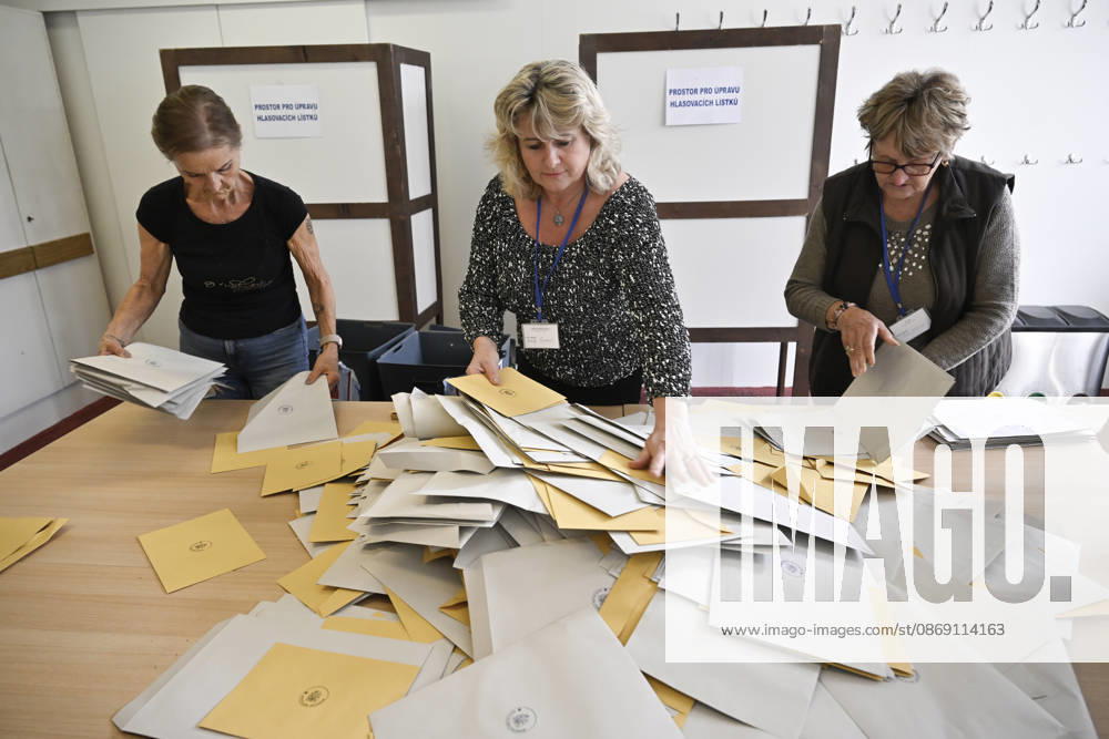 The two-day elections to municipal assemblies ended in the Czech Republic together with the first round of the elections to one-third of the Senate, at 2:00 p.m. on October 10, 2026. On the photo: members of the election commission start counting the votes cast by voters in Zlin. (CTKxPhoto DaliborxGluck) CTKPhotoP2026101003456 CTKPhotoP2026101003456