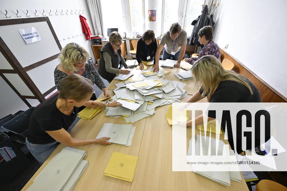 The two-day elections to municipal assemblies ended in the Czech Republic together with the first round of the elections to one-third of the Senate, at 2:00 p.m. on October 10, 2026. On the photo: members of the election commission start counting the votes cast by voters in Zlin. (CTKxPhoto DaliborxGluck) CTKPhotoP2026101003461 CTKPhotoP2026101003461