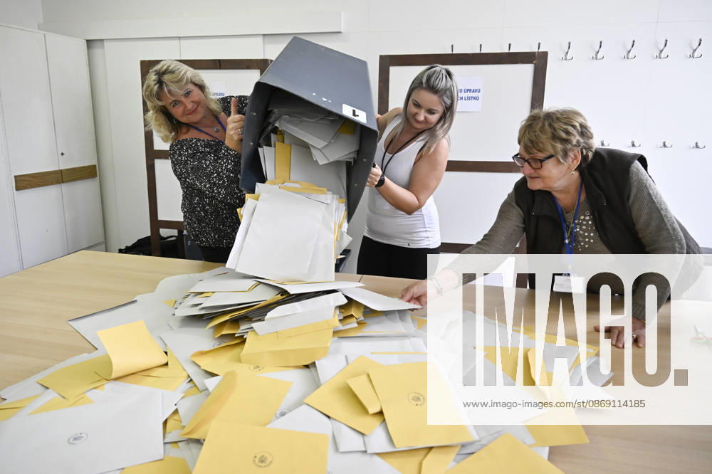 The two-day elections to municipal assemblies ended in the Czech Republic together with the first round of the elections to one-third of the Senate, at 2:00 p.m. on October 10, 2026. On the photo: members of the election commission start counting the votes cast by voters in Zlin. (CTKxPhoto DaliborxGluck) CTKPhotoP2026101003457 CTKPhotoP2026101003457