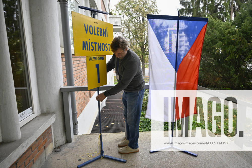 The two-day elections to municipal assemblies ended in the Czech Republic together with the first round of the elections to one-third of the Senate, at 2:00 p.m. on October 10, 2026. On the photo: cleaning up the polling place after the elections ended in Zlin. (CTKxPhoto DaliborxGluck) CTKPhotoP2026101003595 CTKPhotoP2026101003595
