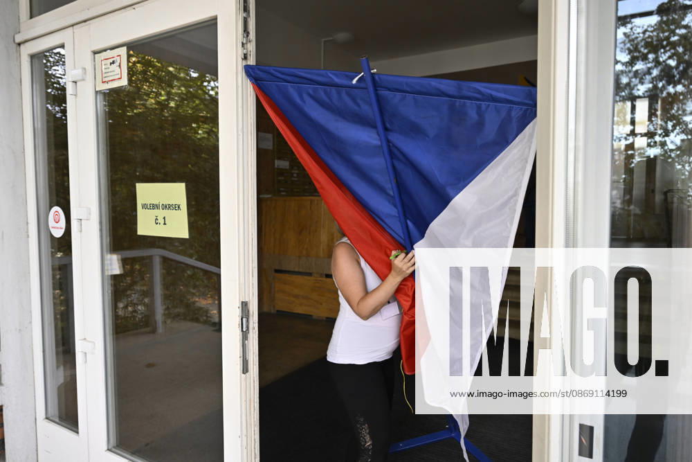 The two-day elections to municipal assemblies ended in the Czech Republic together with the first round of the elections to one-third of the Senate, at 2:00 p.m. on October 10, 2026. On the photo: cleaning up the polling place after the elections ended in Zlin. (CTKxPhoto DaliborxGluck) CTKPhotoP2026101003597 CTKPhotoP2026101003597