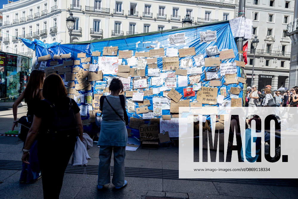 The Community of Madrid describes the encampment at Puerta del Sol as completely anarchic and laments the extremely negative image it projects to tourists. Several people look at the messages at Puerta del Sol on October 10, 2026, in Madrid, Spain. The Regional Minister of Housing, Transportation, and Infrastructure for the Community of Madrid, Jorge Rodrigo, stated this Saturday that the encampment set up in Madrid’s Puerta del Sol since September 26, in protest of the housing crisis, is completely chaotic and has lamented the very negative image it may present of the capital to tourists during this Columbus Day long weekend. OCTOBER 10, 2026 SOL PROTEST CAMP HOUSING MARICARMEN FLORES MESSAGES Madrid Madrid, Spain