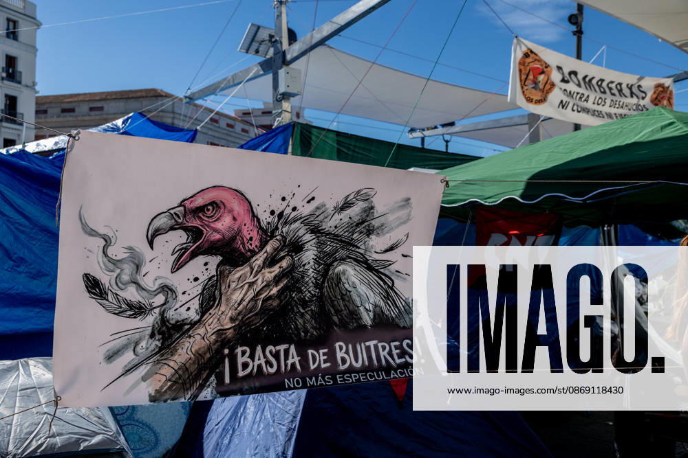 The Community of Madrid describes the encampment at Puerta del Sol as completely anarchic and laments the disastrous image it presents to tourists. Several signs with messages at Puerta del Sol, October 10, 2026, in Madrid, Spain. The Regional Minister of Housing, Transportation, and Infrastructure for the Community of Madrid, Jorge Rodrigo, stated this Saturday that the encampment set up in Madrid’s Puerta del Sol since September 26, in protest against the housing crisis, is completely chaotic and lamented the very negative image it may present of the capital to tourists during this Hispanic Heritage Day long weekend. OCTOBER 10, 2026 SOL PROTEST CAMP HOUSING MARICARMEN FLORES MESSAGES SIGNS Madrid Madrid Spain