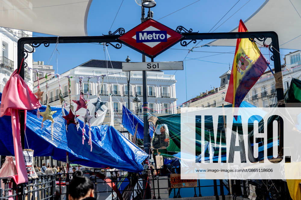 The Community of Madrid describes the encampment at Sol as completely anarchic and laments the extremely negative image it projects to tourists. Sol Metro Station, at Puerta del Sol, October 10, 2026, in Madrid, Spain. Jorge Rodrigo, the Regional Minister of Housing, Transportation, and Infrastructure for the Community of Madrid, stated this Saturday that the encampment set up in Madrid’s Puerta del Sol since September 26 to protest the housing crisis, is completely chaotic and lamented the very negative image it may present of the capital to tourists during this Hispanic Heritage Day long weekend. OCTOBER 10, 2026 SOL PROTEST CAMP HOUSING MARICARMEN FLORES MESSAGES POSTERS Madrid Madrid, Spain