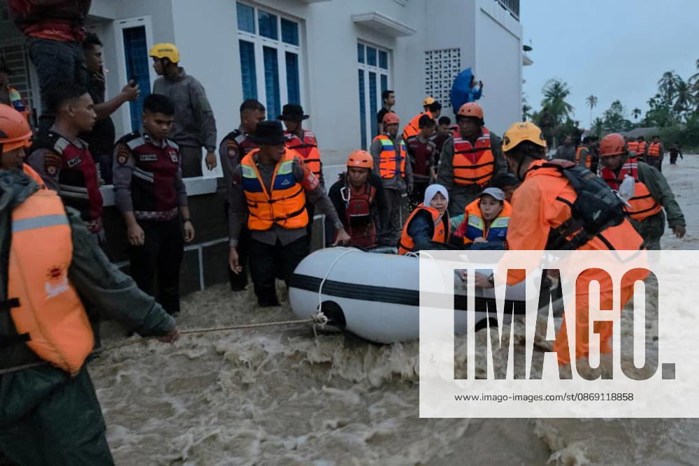 Search and rescue teams evacuate residents after flash floods in Indonesia PADANG, INDONESIA - OCTOBER 10: (---- - MANDATORY CREDIT - INDONESIAN SEARCH AND RESCUE AGENCY (BASARNAS) HANDOUT - NO MARKETING NO ADVERTISING CAMPAIGNS - DISTRIBUTED AS A SERVICE TO CLIENTS----) The search and rescue team carried out an evacuation during a flash flood occurred in Padang, West Sumatra, Indonesia on October 10, 2026. Flash floods hit a number of sub-districts in Padang City after heavy rain. Basarnas Handout Anadolu Padang Indonesia. Editorial use only. Please get in touch for any other usage.