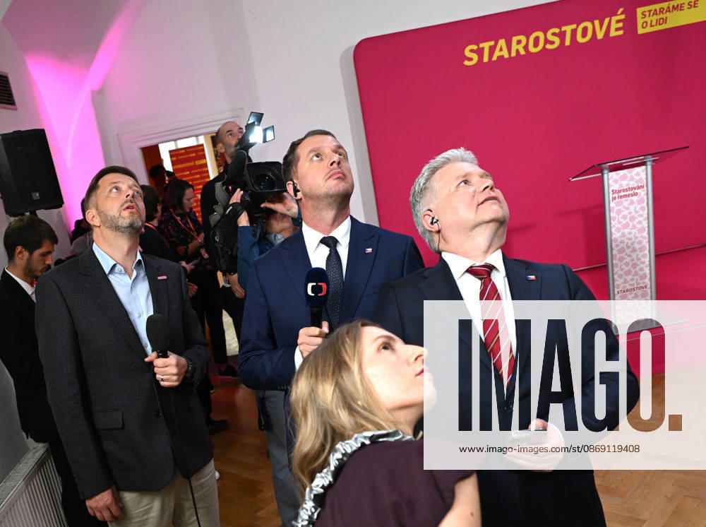 The two-day elections to municipal assemblies ended in the Czech Republic together with the first round of the elections to one-third of the Senate, at 2:00 p.m. on October 10, 2026. On the photo: STAN Chairman Vit Rakusan (left) watches the election results alongside journalists at the campaign headquarters of the Mayors and Independents (STAN) movement in Prague. (CTKxPhoto KaterinaxSulova) CTKPhotoP2026101004914 CTKPhotoP2026101004914