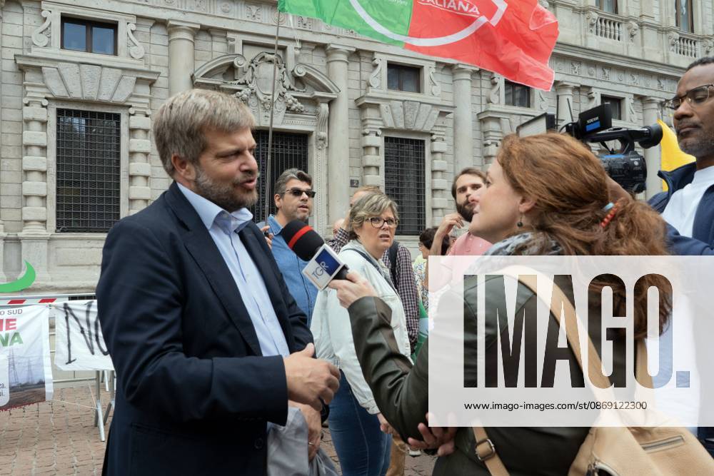 Protesters demand moratorium on new data centers in Milan MILAN, ITALY OCTOBER 10, 2026: Protesters gather for a sit-in in Piazza della Scala in central Milan to oppose the development of new data centers across Lombardy and Italy. The demonstration is organized by the Rete dei Comitati No Data Center (No Data Center Committee Network), which is calling for a moratorium on permits for new facilities. The group also urges public authorities to conduct thorough environmental, urban planning and regional assessments before approving projects. For approved facilities that have not yet begun operating, campaigners are calling for reviews to be reopened if potential microclimate effects and cumulative impacts with existing facilities were not