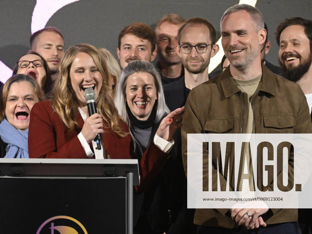 The two-day elections to municipal assemblies ended in the Czech Republic together with the first round of the elections to one-third of the Senate, at 2:00 p.m. on October 10, 2026. On the photo from left: Tereza Nieslerova, the Pirate Party s candidate for Mayor of Prague, and Pirate Party Chairman Zdenek Hrib at the Pirate Party s campaign headquarters in Prague. (CTKxPhoto MichalxKrumphanzl) CTKPhotoP2026101006992 CTKPhotoP2026101006992