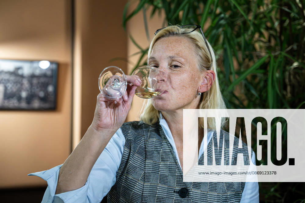 The two-day elections to municipal assemblies ended in the Czech Republic together with the first round of the elections to one-third of the Senate, at 2:00 p.m. on October 10, 2026. On the photo: Mayor Pavlina Springerova (Hradec Democratic Club) celebrates the preliminary election results at the campaign team of the Hradec Democratic Club (HDK) and TOP 09 (with the support of the Hradec Teachers Association) in Hradec Kralove. (CTKxPhoto DavidxTanecek) CTKPhotoP2026101006257 CTKPhotoP2026101006257