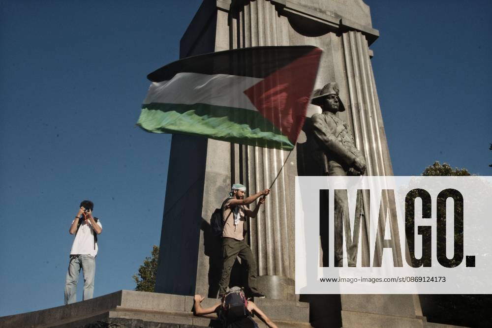 Turin, IT: TURIN, ITALY, OCTOBER 10, 2026: Thousands of pro-Palestinian demonstrators march through Turin during a protest organized by the Torino per Gaza coalition. Tensions erupted near Piazza Castello when police blocked access to the square, leading to clashes between demonstrators and riot police before some protesters were allowed to enter. Participants carried Palestinian flags and displayed effigies of Israeli Prime Minister Benjamin Netanyahu and US President Donald Trump as they marched through the city in support of Palestine. Turin IT - ZUMAq101 20261010_zna_q101_255