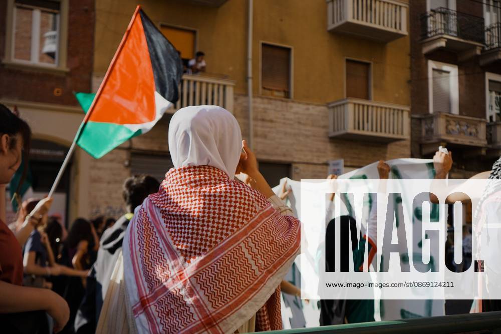 TURIN, ITALY, OCTOBER 10, 2026: Thousands of pro-Palestinian demonstrators march through central Turin during a regional protest organized by Torino per Gaza, as demonstrations take place across Italy in solidarity with Palestinians. Tensions erupted near Piazza Castello when protesters attempted to cross a police cordon, leading to brief confrontations before the march continued through the city. Demonstrators carried Palestinian flags and large effigies depicting US President Donald Trump and Israeli Prime Minister Benjamin Netanyahu. Toward the end of the demonstration, protesters threw tomatoes at the effigies before setting them on fire. Turin Italy - ZUMAq101 20261010_zna_q101_294