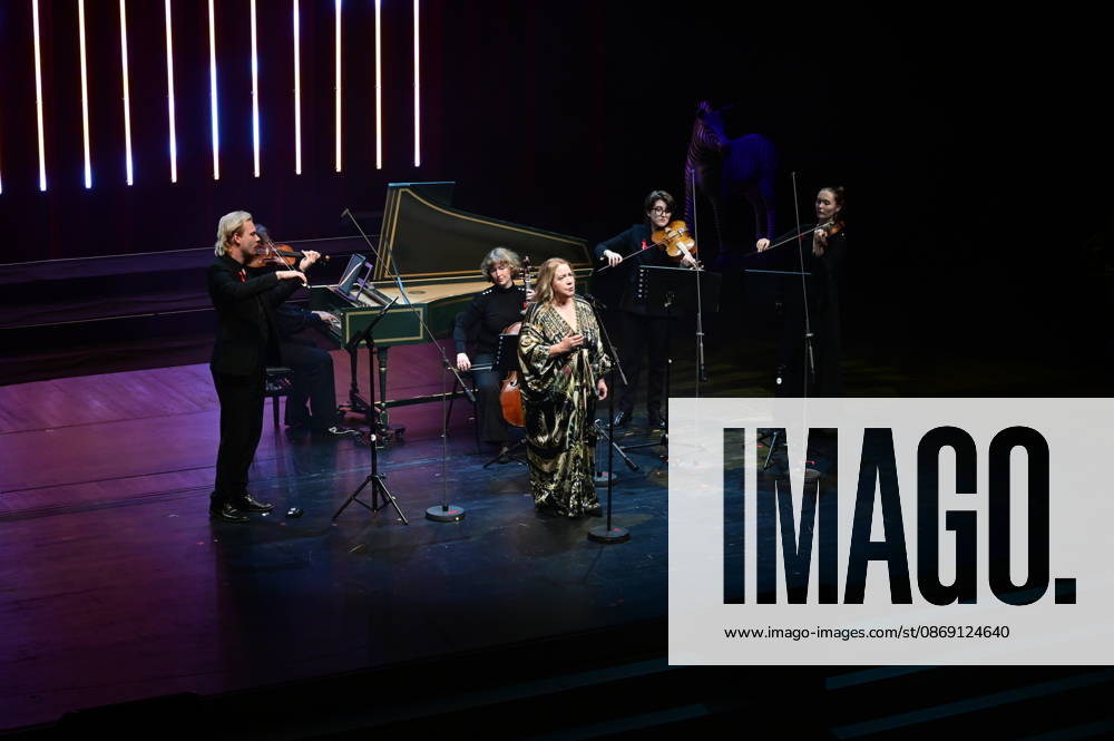 Kathy Kelly and the Dresden Baroque Ensemble camerata musikus s with Milko Kersten at the 18th Hope Gala 2026 at the Schauspielhaus Dresden