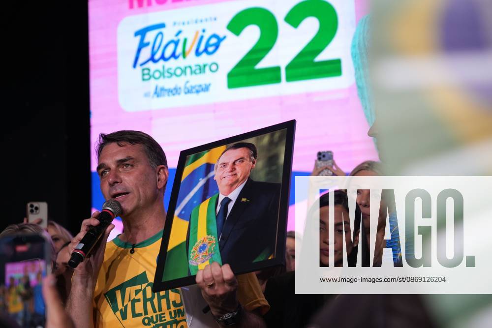 Flavio Bolsonaro meets female supporters in Rio RIO DE JANEIRO, BRAZIL, OCTOBER 10, 2026: Brazilian presidential candidate Flavio Bolsonaro addresses female supporters during a campaign event in Rio de Janeiro ahead of the October 25 presidential runoff election against incumbent President Luiz Inacio Lula da Silva. Bolsonaro met with women leaders and supporters to discuss women s participation in politics, family support and social inclusion policies, including assistance for mothers and families of children with special needs. The event formed part of his campaign efforts to mobilize voters ahead of the second round. Rio de Janeiro Brazil